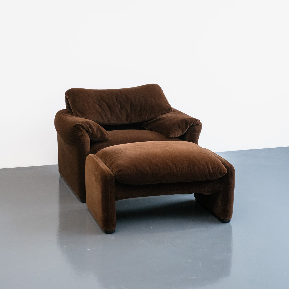 Maralunga (Brown Velvet)