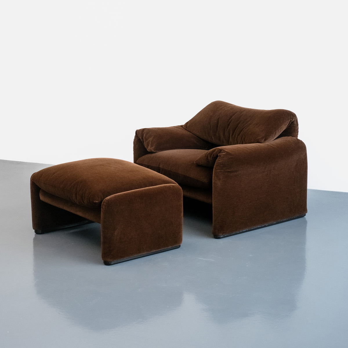 Maralunga (Brown Velvet)