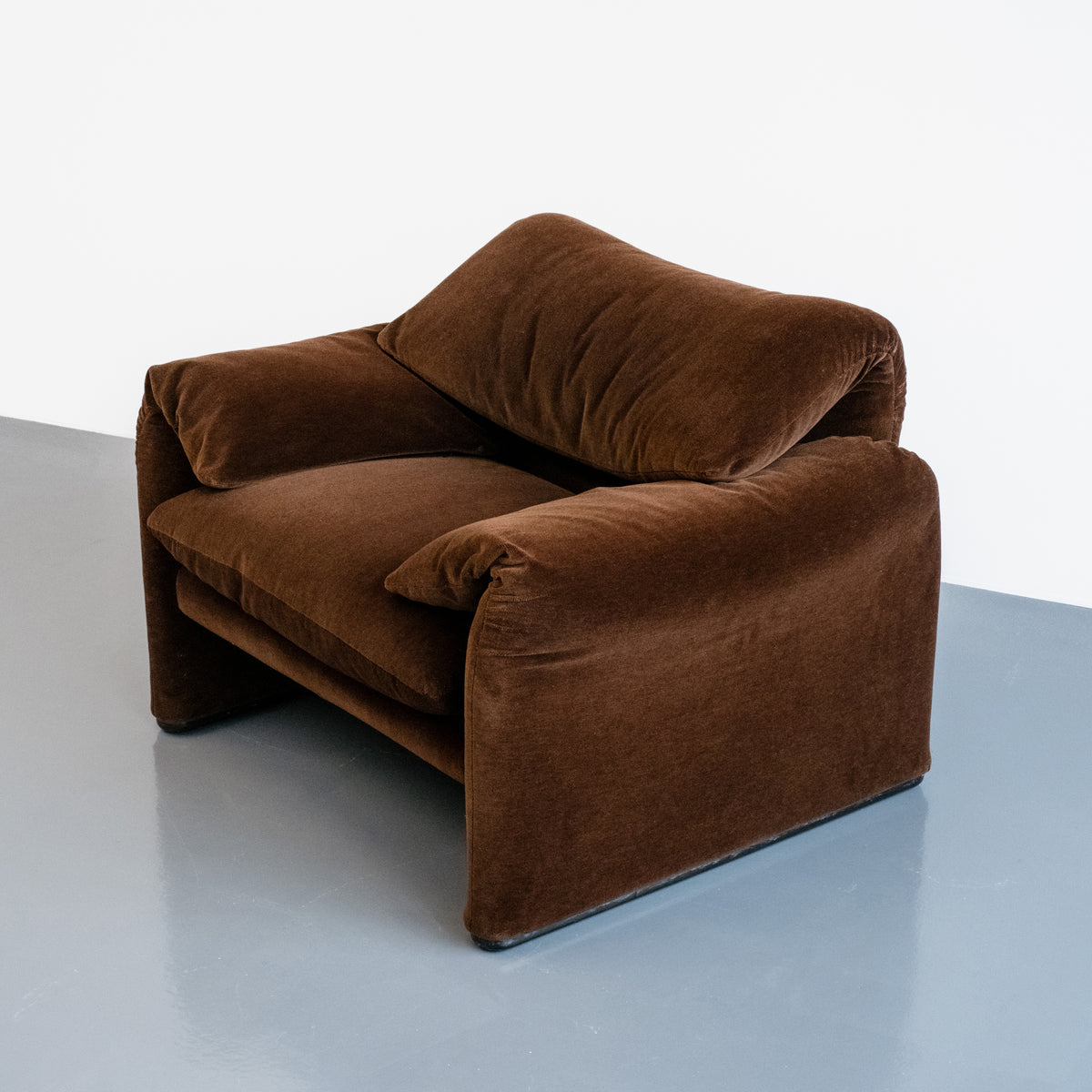 Maralunga (Brown Velvet)