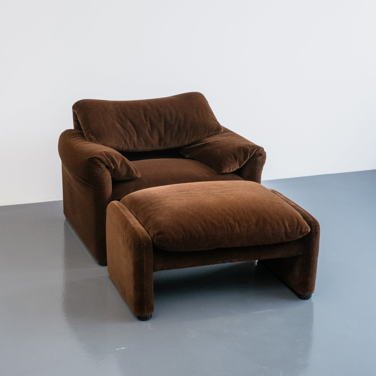 Maralunga (Brown Velvet)